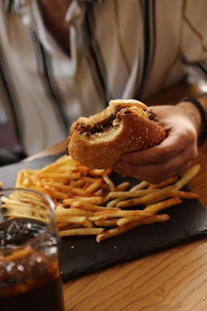 Hamburger fait maison avec des légumes frais