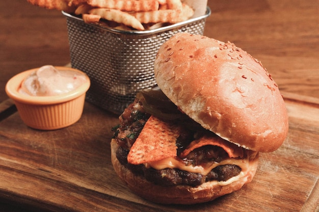 Hamburger fait maison avec des légumes frais