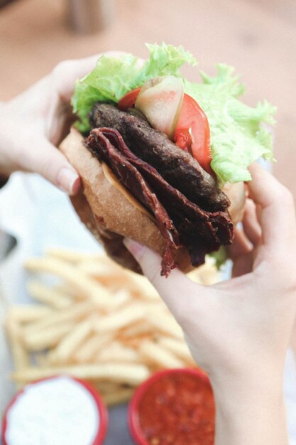 Hamburger fait maison avec des légumes frais