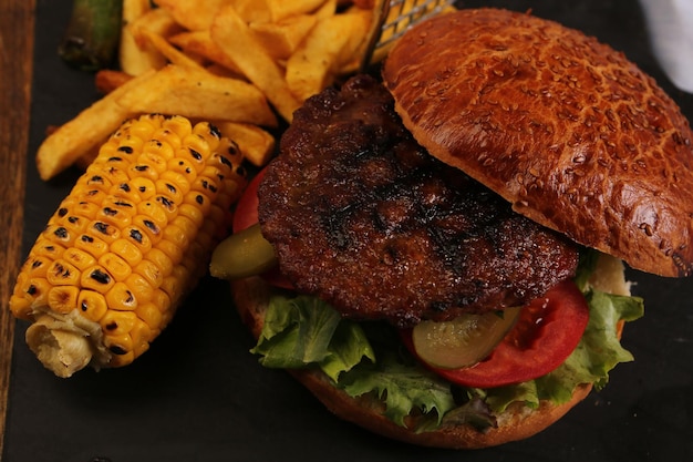 Hamburger fait maison avec des légumes frais