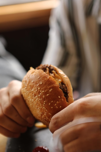 Hamburger fait maison avec des légumes frais