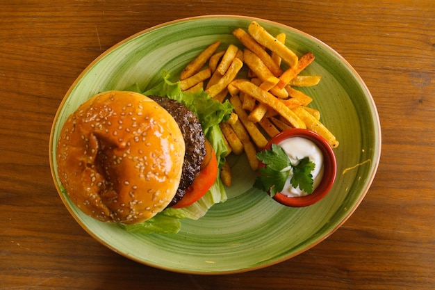 Hamburger fait maison avec des légumes frais