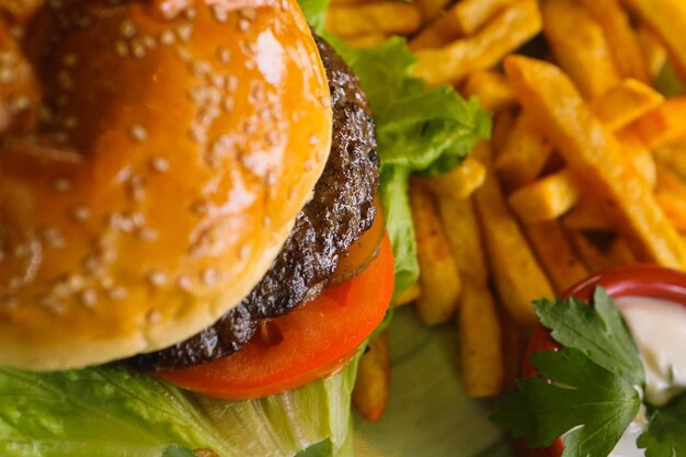 Hamburger fait maison avec des légumes frais