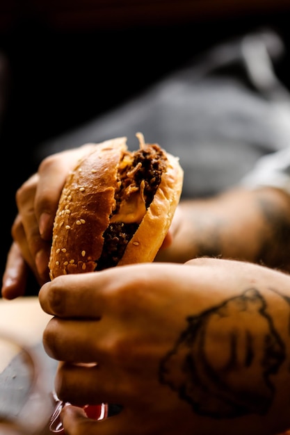 Photo hamburger fait maison avec des légumes frais