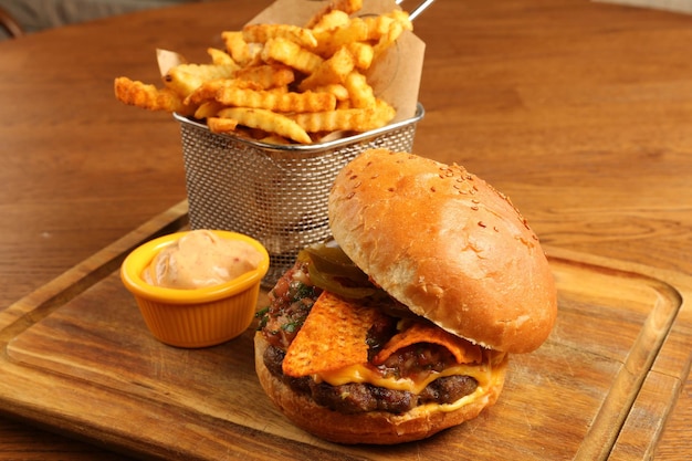 Hamburger fait maison avec des légumes frais