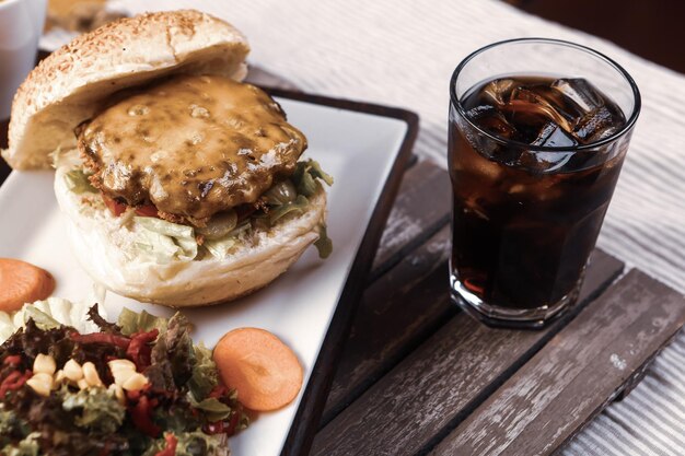 Hamburger fait maison avec des légumes frais