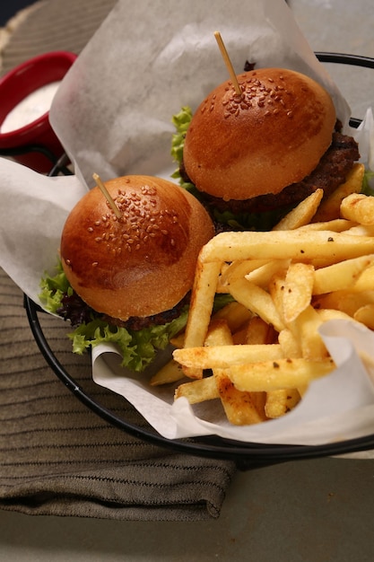 Hamburger fait maison avec des légumes frais