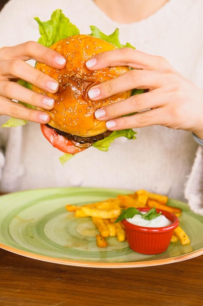 Hamburger fait maison avec des légumes frais