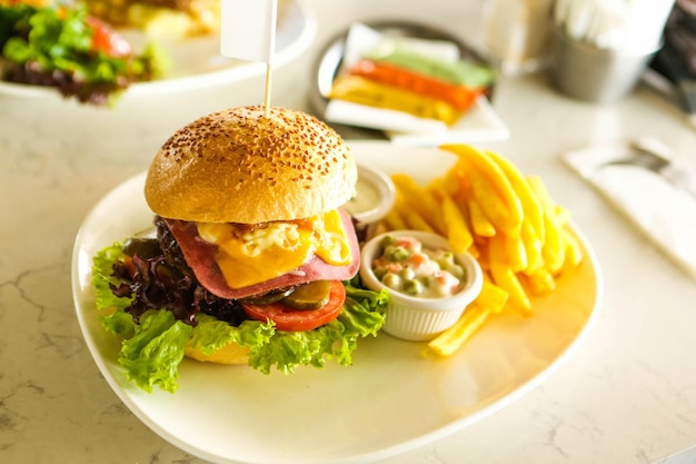 Hamburger fait maison avec des légumes frais