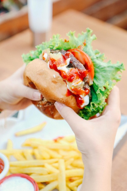 Hamburger fait maison avec des légumes frais