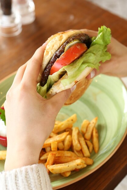 Hamburger fait maison avec des légumes frais