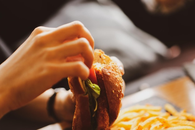 Hamburger fait maison avec des légumes frais