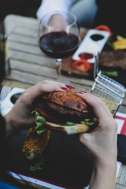 Hamburger fait maison avec des légumes frais