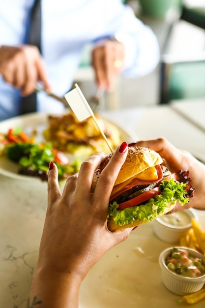 Hamburger fait maison avec des légumes frais