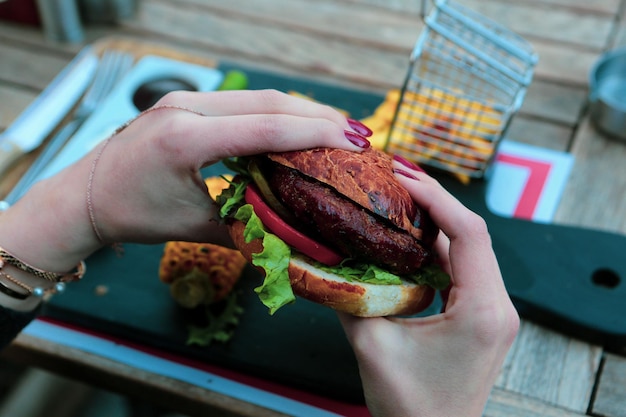 Hamburger fait maison avec des légumes frais