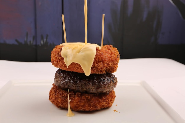 Hamburger fait maison avec des légumes frais