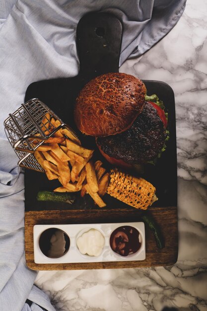 Hamburger fait maison avec des légumes frais