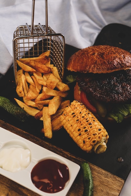 Hamburger fait maison avec des légumes frais