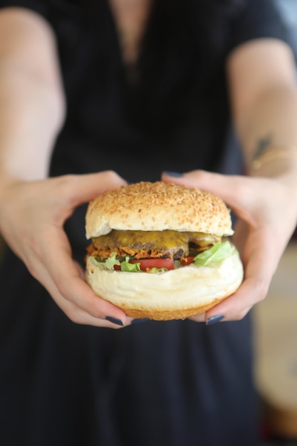 Hamburger fait maison avec des légumes frais