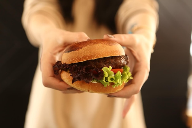 Hamburger fait maison avec des légumes frais