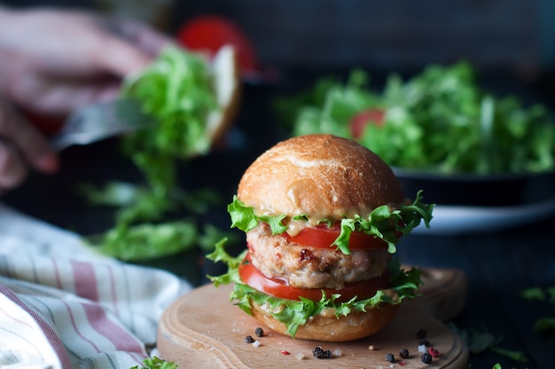 Hamburger fait maison avec des légumes frais