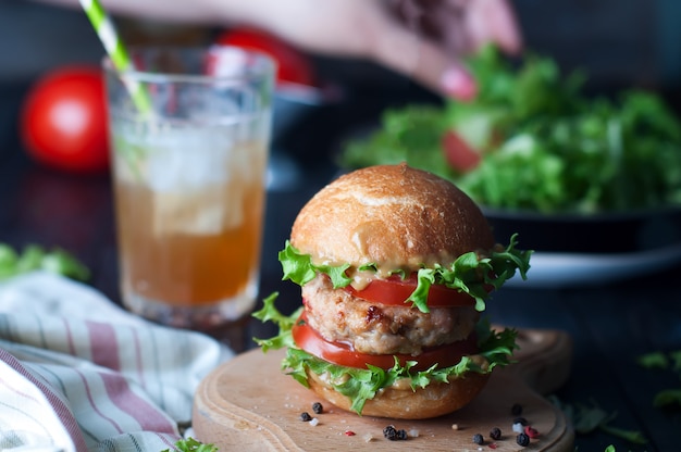 Hamburger fait maison avec des légumes frais