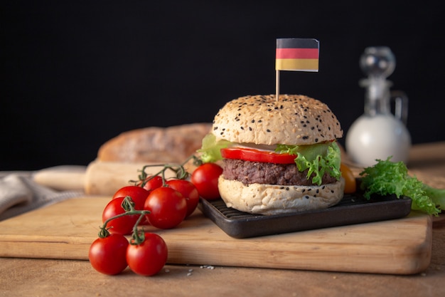 Hamburger fait maison sur une table en bois.