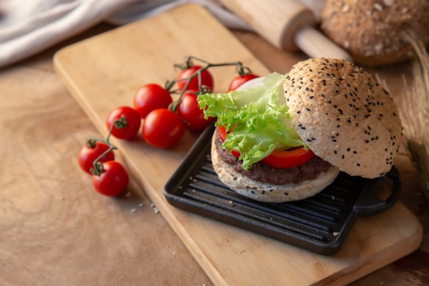 Hamburger fait maison sur une table en bois.