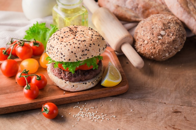 Hamburger Fait Maison Sur Une Table En Bois.