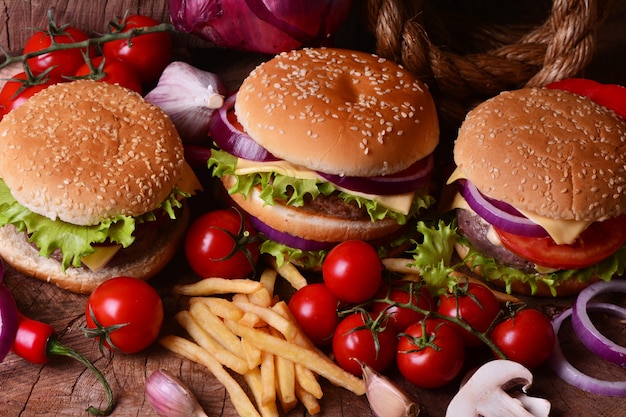 Hamburger frais sur fond de bois