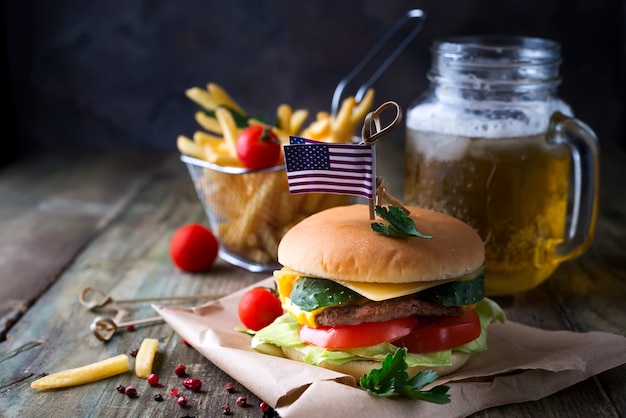 Hamburger frais et juteux sur un papier