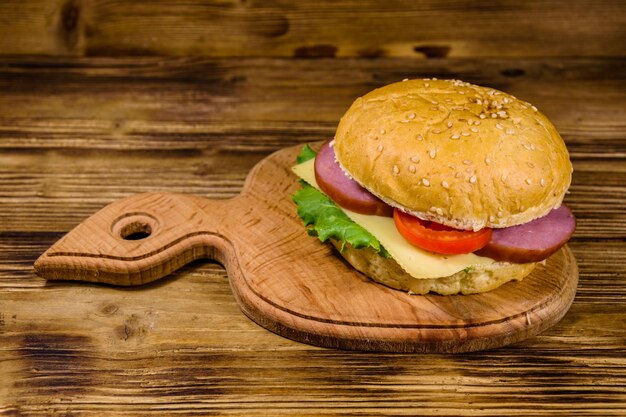 Hamburger frais sur la planche à découper en bois