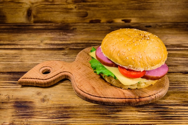 Hamburger frais sur la planche à découper en bois