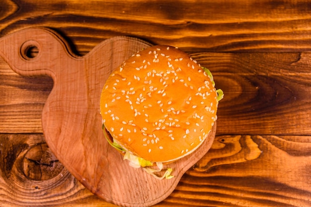 Hamburger frais sur la table en bois rustique Vue de dessus