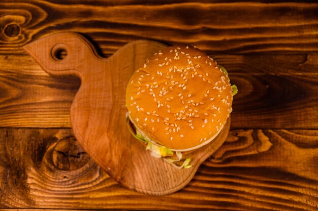 Hamburger frais sur la table en bois rustique Vue de dessus