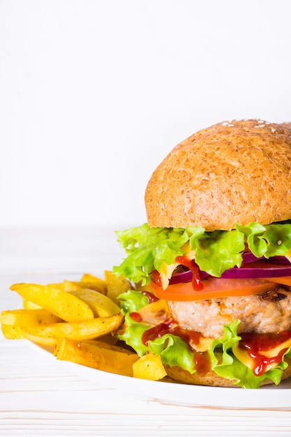 Hamburger et frites sur une assiette