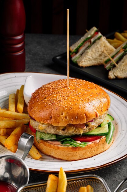 Un hamburger avec des frites et du ketchup.