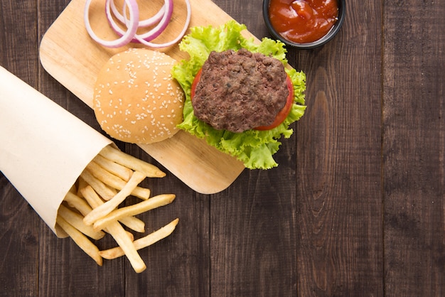 Hamburger avec frites sur fond de bois