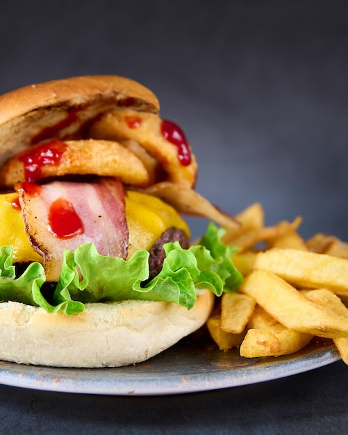 hamburger avec frites sur fond de tableau