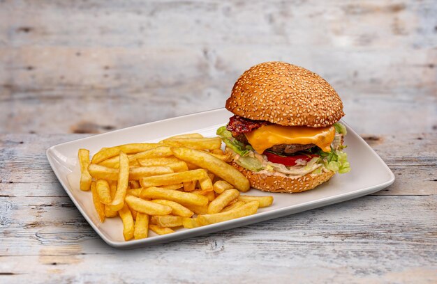 Hamburger et des frites françaises