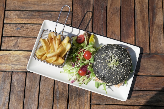 Hamburger Et Frites Sur Une Table