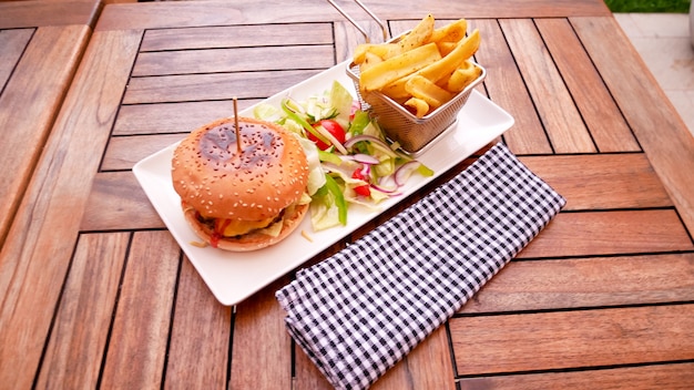 Hamburger et frites sur une table