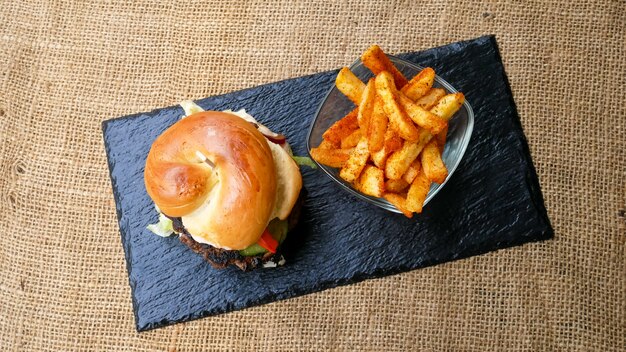 Hamburger et frites sur une table