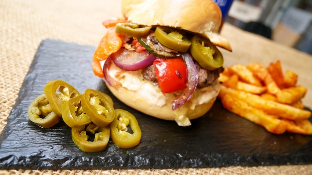 Hamburger et frites sur une table