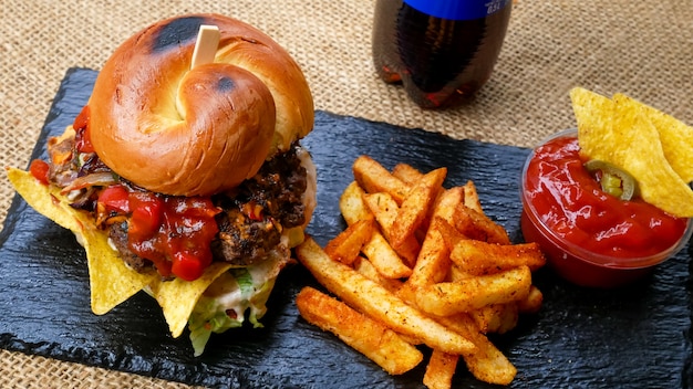 Hamburger et frites sur une table