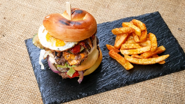 Hamburger et frites sur une table