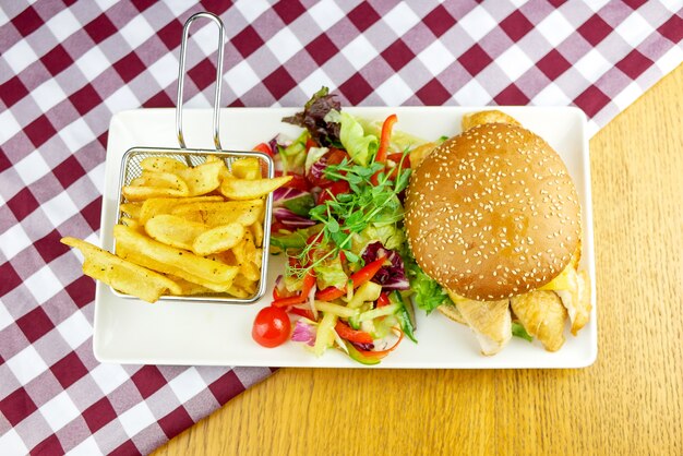 Hamburger et frites sur une table