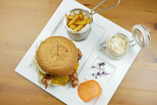 Hamburger et frites sur une table