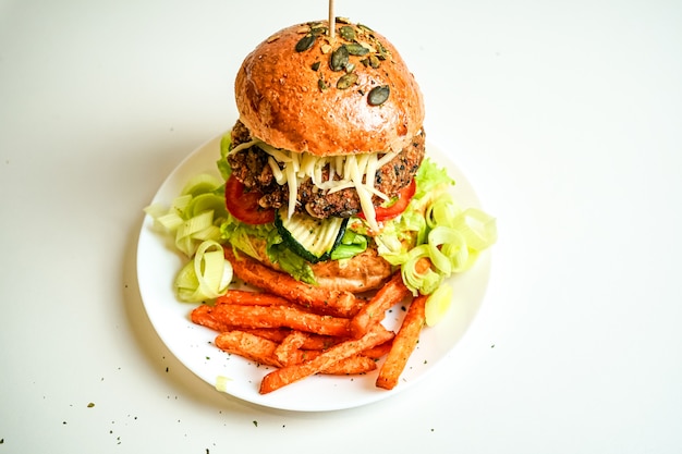 Hamburger et frites sur une table