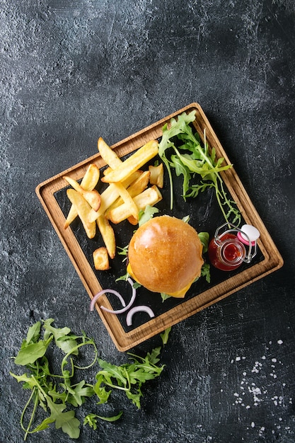 Hamburger avec des frites